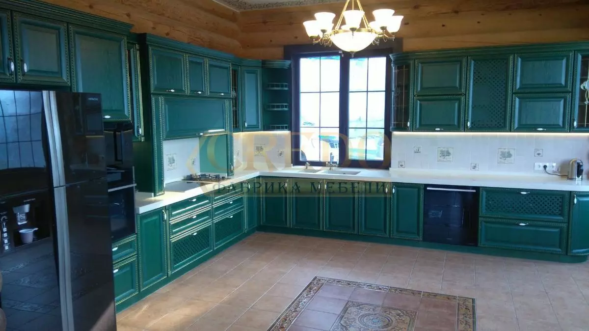 Emerald кухни (35 снимки): цветни характеристики в интериорен дизайн, бели изумрудни кухни и други комбинации 9360_19