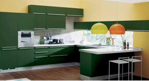 Emerald кухни (35 снимки): цветни характеристики в интериорен дизайн, бели изумрудни кухни и други комбинации 9360_21