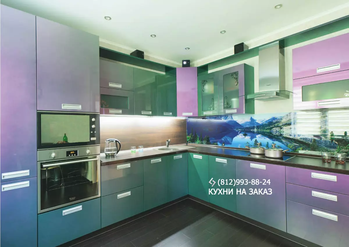 Emerald кухни (35 снимки): цветни характеристики в интериорен дизайн, бели изумрудни кухни и други комбинации 9360_24