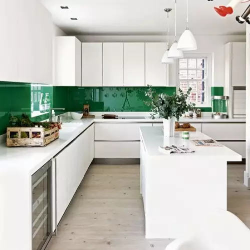 Emerald სამზარეულოები (35 ფოტო): ფერი თვისებები ინტერიერის დიზაინში, თეთრი emerald სამზარეულოები და სხვა კომბინაციები 9360_3