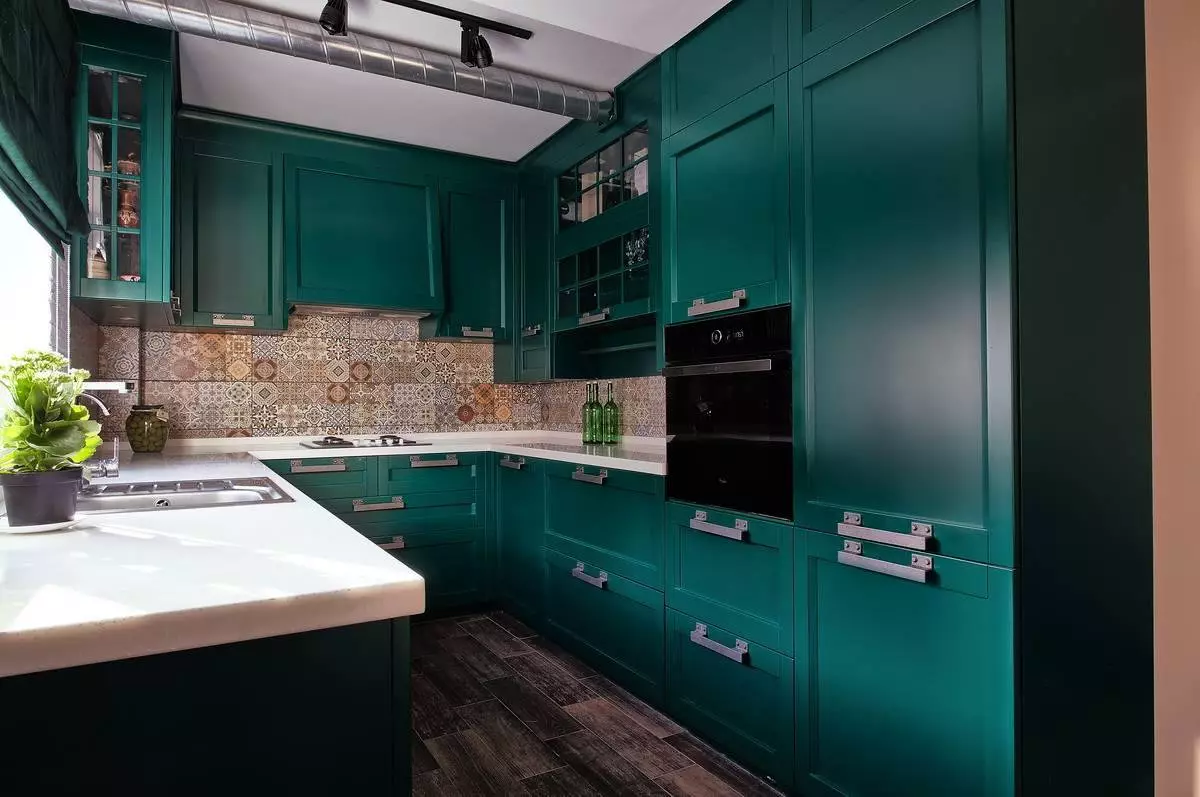 Emerald სამზარეულოები (35 ფოტო): ფერი თვისებები ინტერიერის დიზაინში, თეთრი emerald სამზარეულოები და სხვა კომბინაციები 9360_35