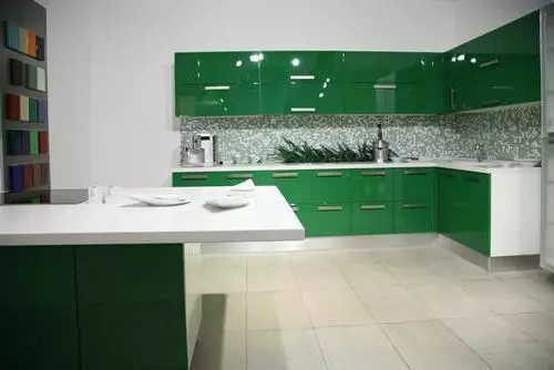 Emerald кухни (35 снимки): цветни характеристики в интериорен дизайн, бели изумрудни кухни и други комбинации 9360_4