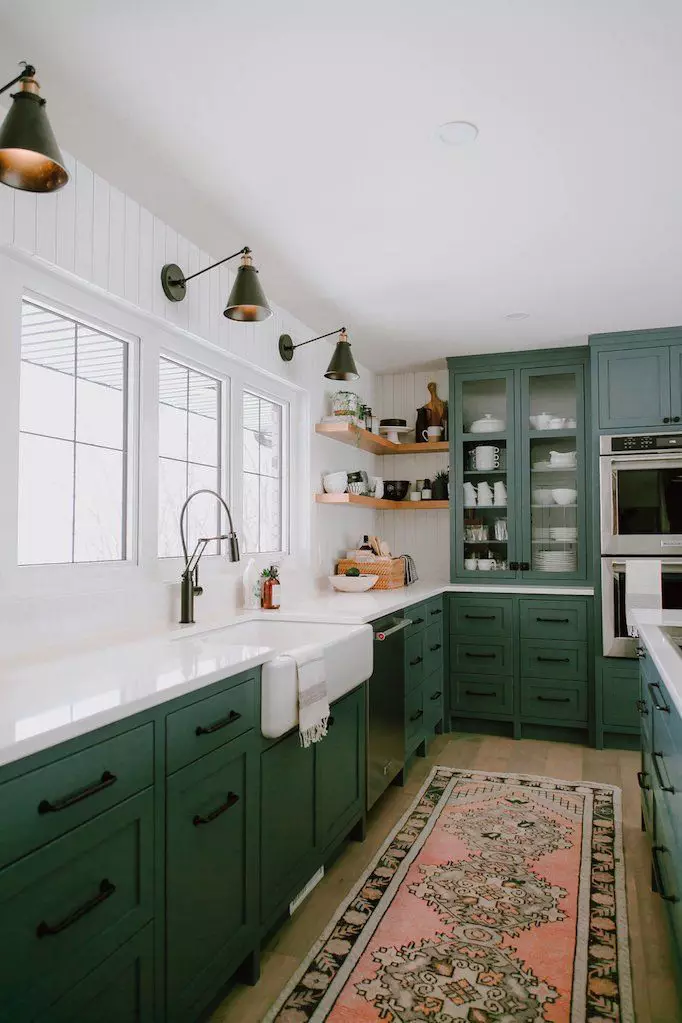Cozinhas esmeraldas (35 fotos): Características de cor em design de interiores, cozinhas emerald branco e outras combinações 9360_5