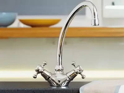 I-Groze Faucets yekhishi (izithombe ezingama-30): I-Kitchen Crane enezichithile ezidwetshiwe, ama-mixers okugeza ngokunisela okungochwepheshe, ukuqala kwemodeli kanye ne-eurosmart 9367_14