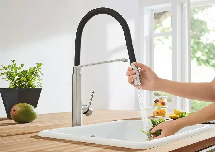 Grohe faucets for kitchen (30 photos): Kitchen crane with drawn spill, mixers for washing with professional watering can, model Start and Eurosmart 9367_16
