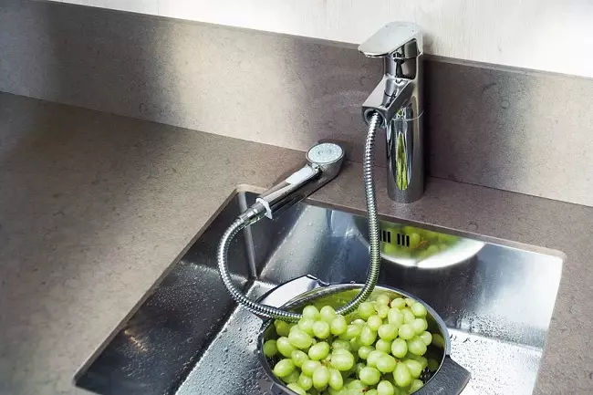 Grohe Faucets for kitchen (30 ფოტო): სამზარეულო Crane ერთად შედგენილი დაღვრაზე, მიქსერები სარეცხი პროფესიული მორწყვა შეიძლება, მოდელი დაწყება და Eurosmart 9367_27