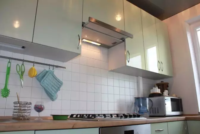 Entegre donanımlı mutfaklar (52 fotoğraf): Dahili fırın ve diğer ev aletleri ile mutfak kafası tasarım ve boyutları 9369_27