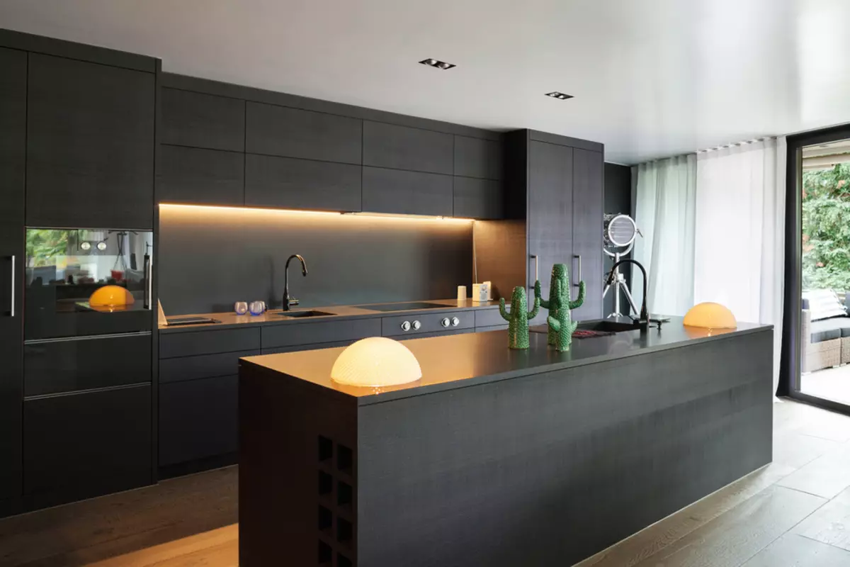 Уютна кухня (79 снимки): Как да създадем комфорт в кухнята в апартамента? Красиви дизайнерски идеи за леки кухни. Как да го оборудваме? 9370_27