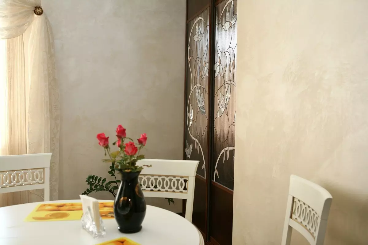 Plester dekoratif di dapur (54 foto): Plester Venesia untuk dekorasi interior dinding dan corak plester di apartemen, jenis lain di interior 9371_42