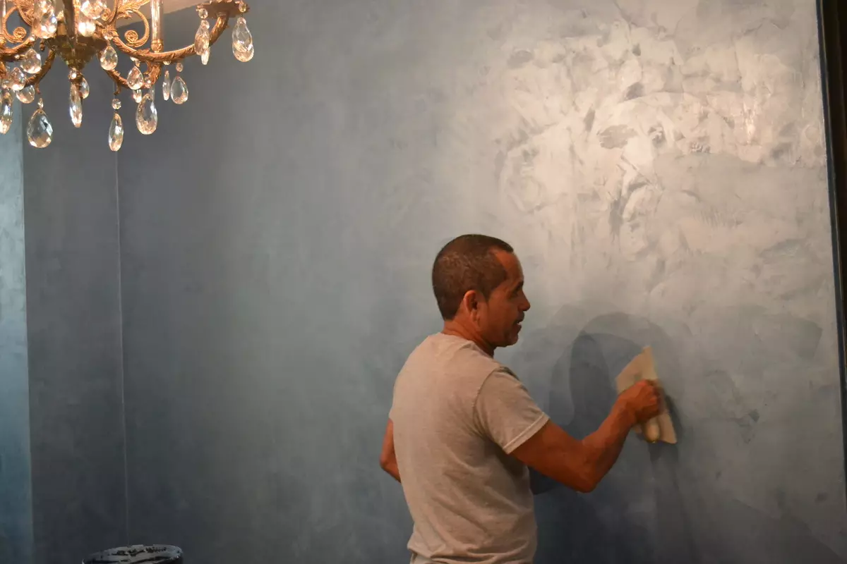 Decoratieve gips in de keuken (54 foto's): Venetiaans pleister voor binnendecoratie van muren en gipse gips in het appartement, andere typen in het interieur 9371_46