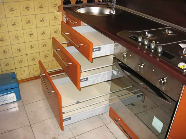 Cabeçantes de canto para pequenas cozinhas 6 metros quadrados. M (42 fotos): Projeto de cozinha pequena com geladeira e mobiliário de cozinha, exemplos de planejamento, design de interiores 9372_35