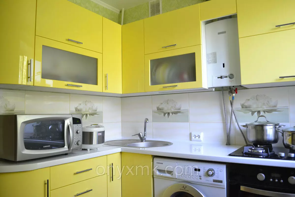 Cabeçantes de canto para pequenas cozinhas 6 metros quadrados. M (42 fotos): Projeto de cozinha pequena com geladeira e mobiliário de cozinha, exemplos de planejamento, design de interiores 9372_4