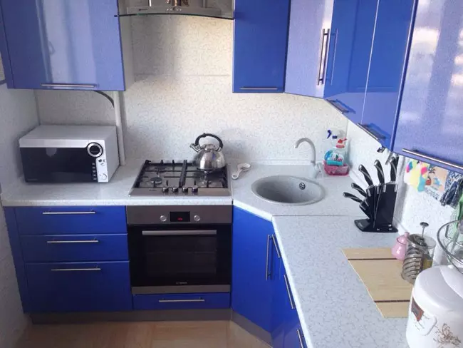 Zestawy kącikowe dla małych kuchni 6 metrów kwadratowych. M (42 zdjęcia): Projektowanie małej kuchni z lodówką i meblami kuchennymi, przykładami planowania, projektowanie wnętrz 9372_5