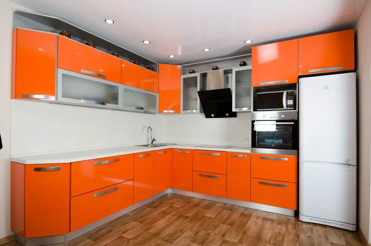 кухня оранжевая с черным угловая