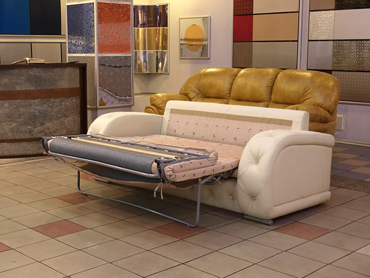 Ghế sofa bếp thẳng (62 ảnh): Ghế sofa nhỏ cho nhà bếp không có phòng ngủ, tùy chọn thiết kế nội thất 9376_32