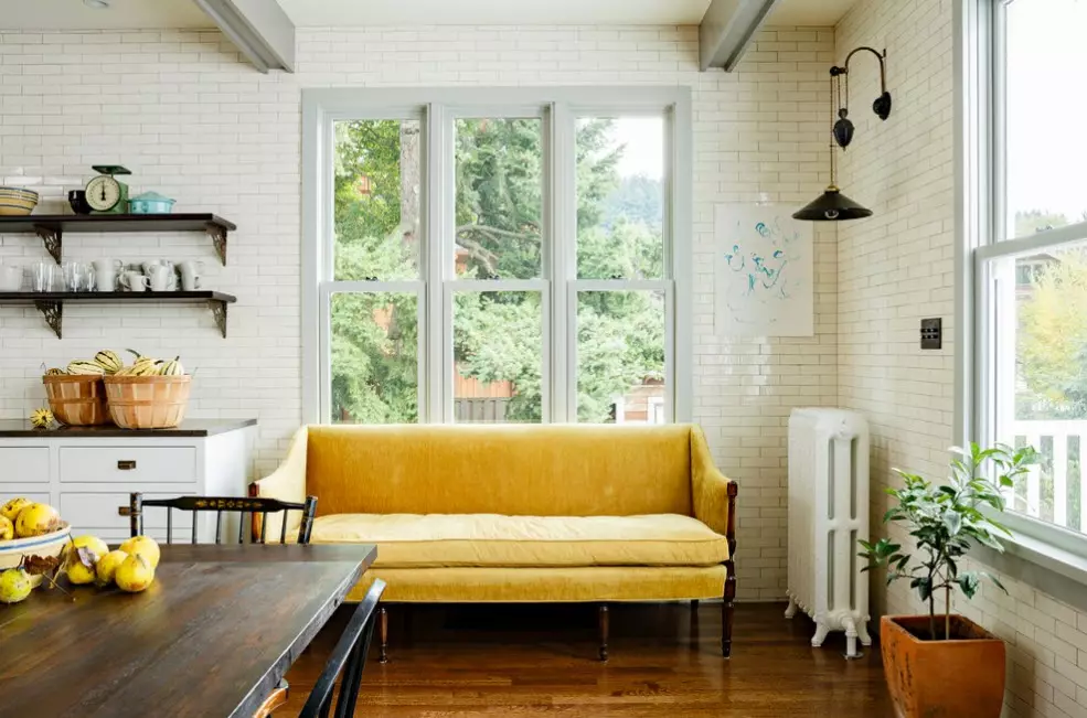 Ghế sofa bếp thẳng (62 ảnh): Ghế sofa nhỏ cho nhà bếp không có phòng ngủ, tùy chọn thiết kế nội thất 9376_4