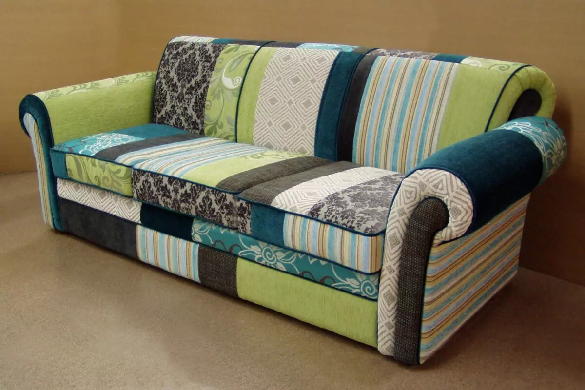 Ghế sofa bếp thẳng (62 ảnh): Ghế sofa nhỏ cho nhà bếp không có phòng ngủ, tùy chọn thiết kế nội thất 9376_45
