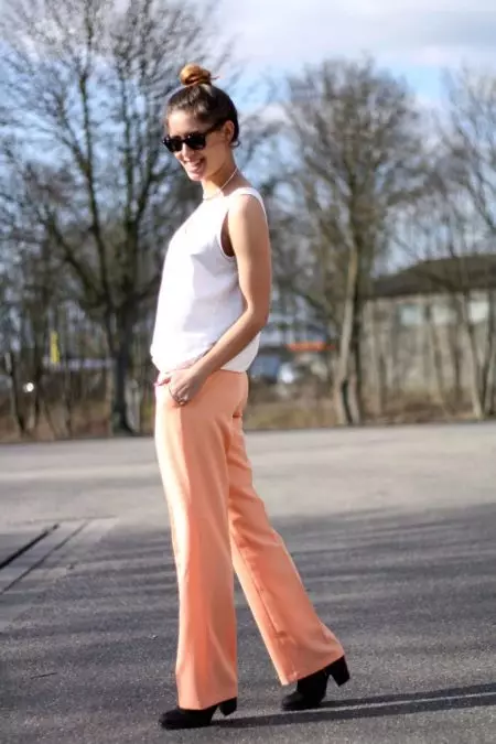 Orange hlače (58 fotografij): Kaj nositi 937_11