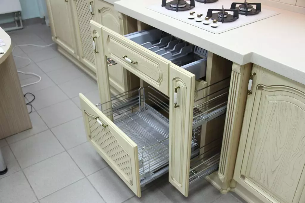 Virtuvės spintos (41 nuotraukos): Standartinių spintų brėžiniai virtuvei, fasadų standartai ir montuojami spintelės, viršutinės ir apatinės spintos ausinės, stalčių aukštis 9387_14