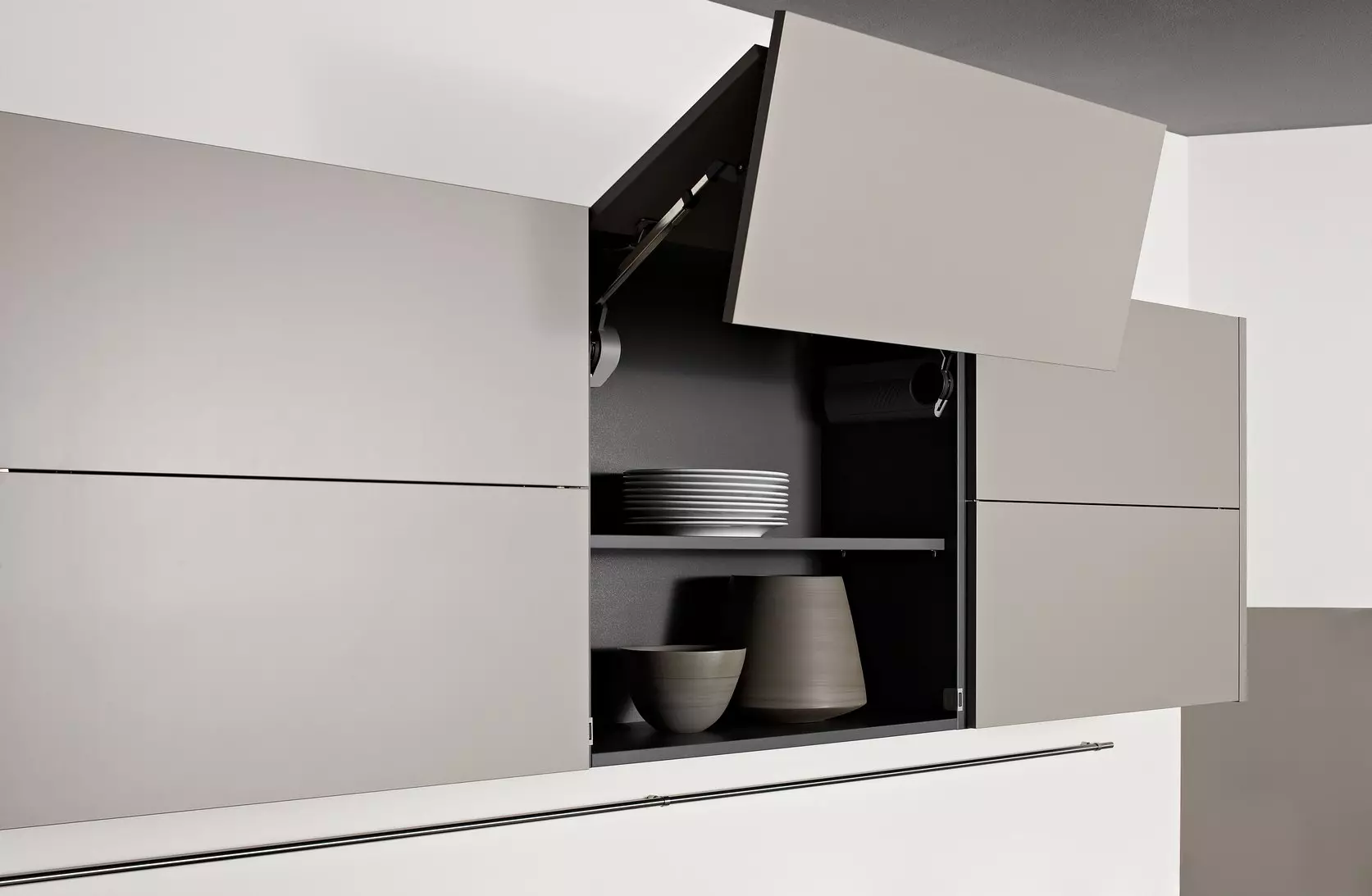 Величина кухињских ормара (41 фотографија): цртежи стандардних ормара за кухињу, стандарде фасада и монтираних ормарића, величине слушалица горњег и доњег ормара, висина фиока 9387_15