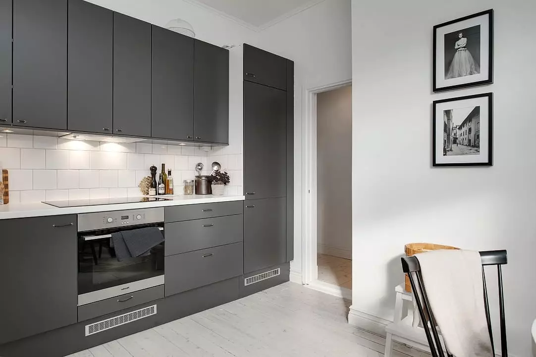 白灰厨房（81张照片）：内部的白色和灰色色调的厨房耳机。白色墙壁设计与灰色遮罩或光泽的耳机 9389_12