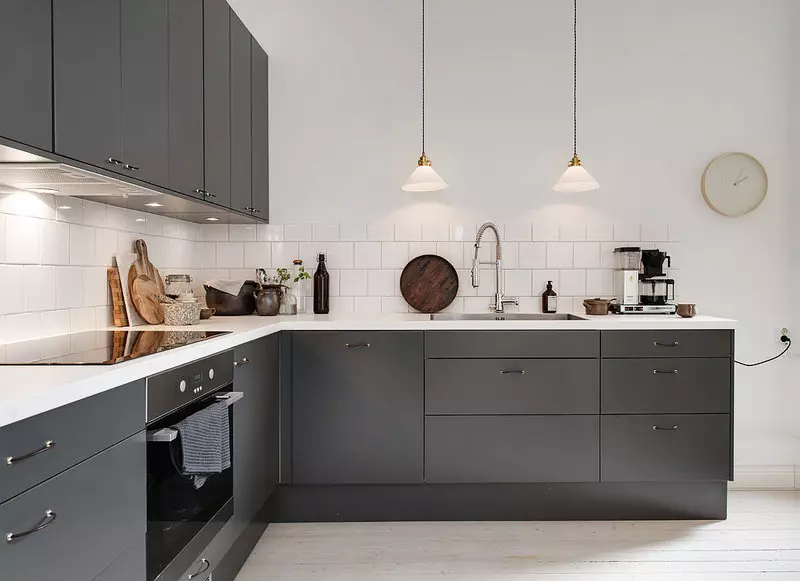 Beyaz-Gri Kitchens (81 Fotoğraf): İç mekanda beyaz ve gri tonlarda mutfak kulaklıkları. Gri mat veya parlak koltuk ile beyaz duvarların tasarımı 9389_14