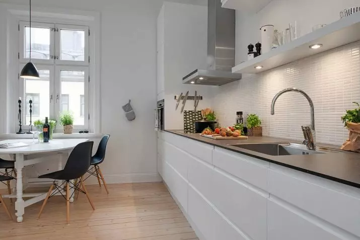 ห้องครัวสีขาว - เทา (ภาพถ่าย 81 ภาพ): ชุดหูฟังห้องครัวในโทนสีขาวและสีเทาในการตกแต่งภายใน การออกแบบผนังสีขาวที่มีสีเทาเคลือบหรือหัวมันวาว 9389_2