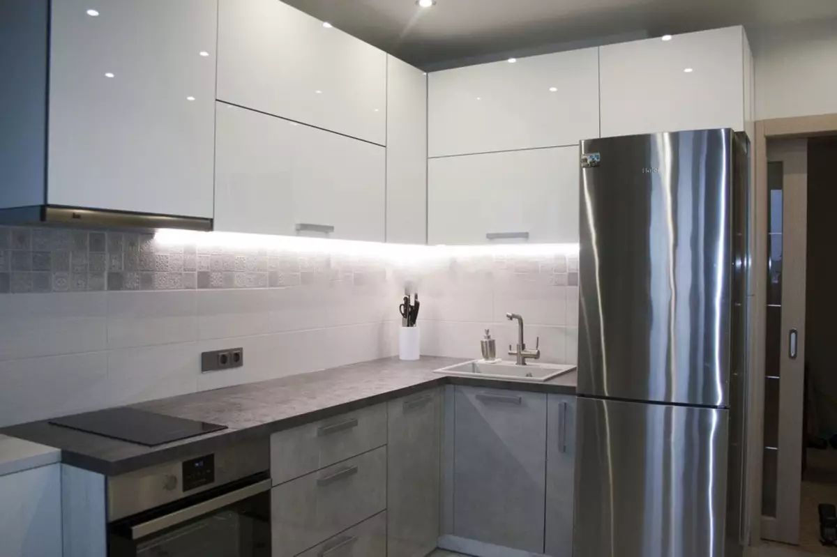 Cocinas de color gris blanco (81 fotos): Auriculares de cocina en tonos blancos y grises en el interior. Diseño de paredes blancas con cabeza gris mate o brillante. 9389_21