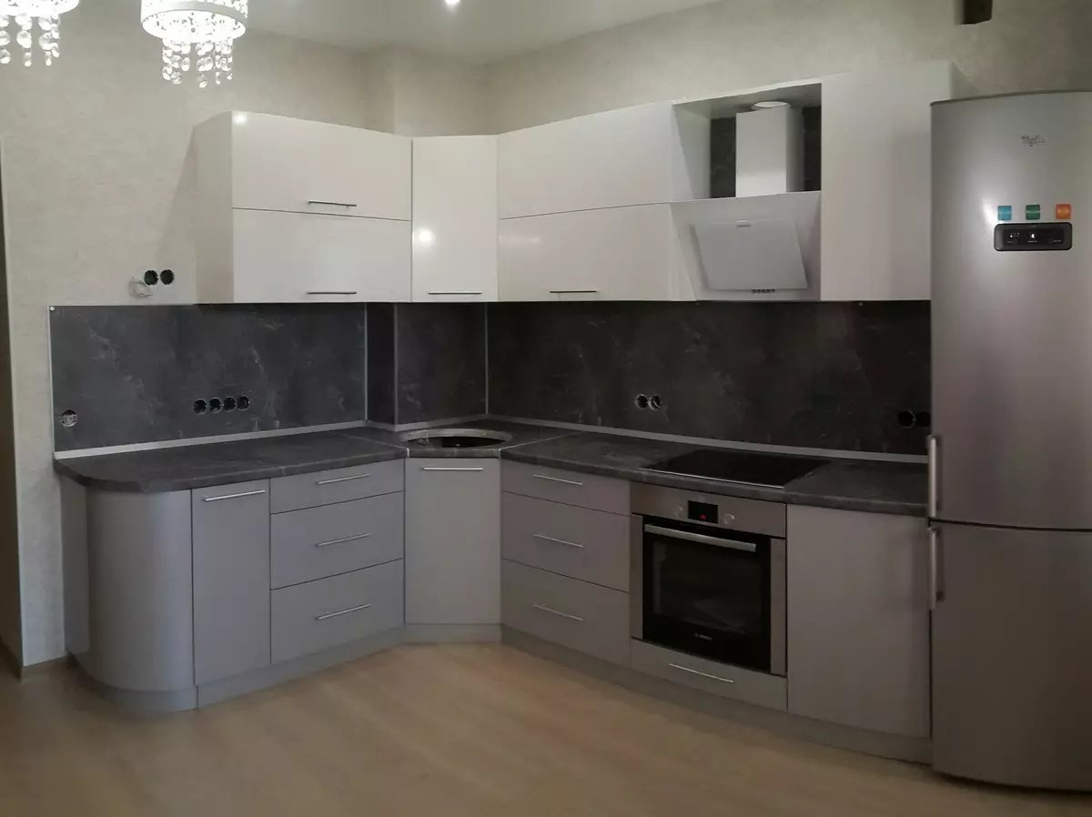 Hvitgrå kjøkken (81 bilder): Kjøkkenhodetelefoner i hvite og grå toner i interiøret. Design av hvite vegger med grå matt eller glanset hodeplagg 9389_22