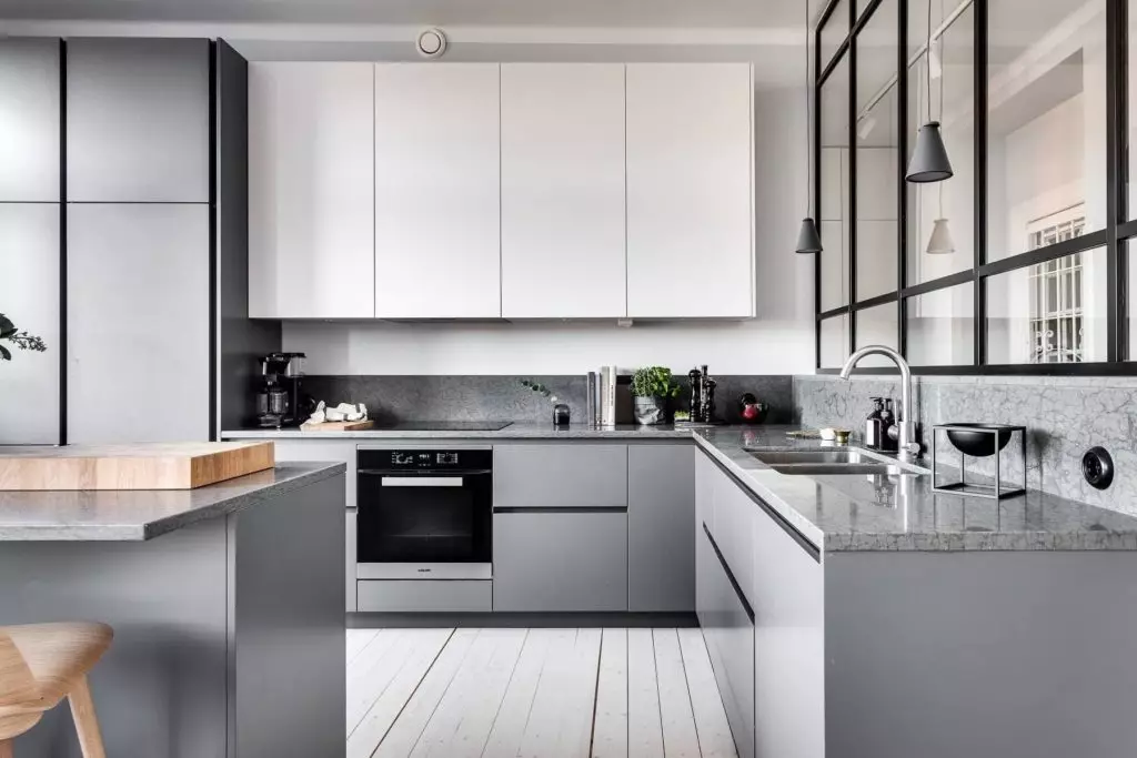 Сиво-бял кухни (81 снимки): кухненски слушалки в бели и сиви тонове в интериора. Дизайн на бели стени със сива матирана или гланцирана headcase 9389_31