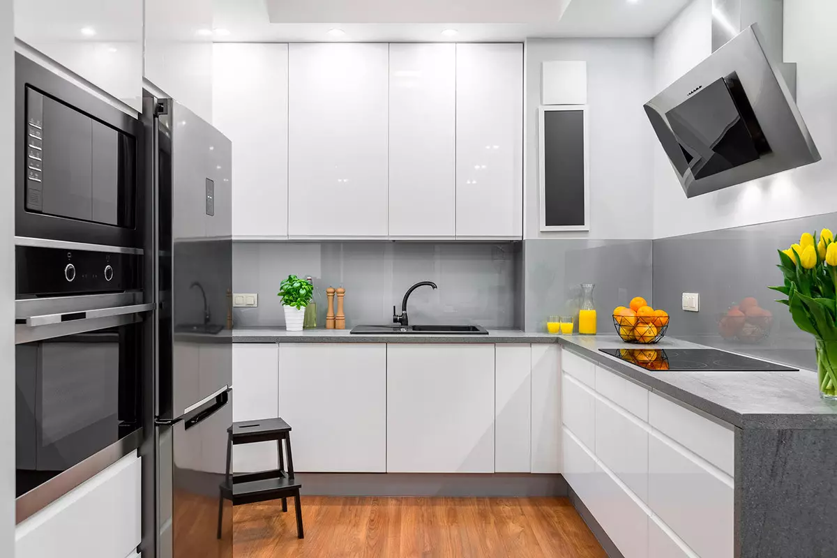 Hvitgrå kjøkken (81 bilder): Kjøkkenhodetelefoner i hvite og grå toner i interiøret. Design av hvite vegger med grå matt eller glanset hodeplagg 9389_33