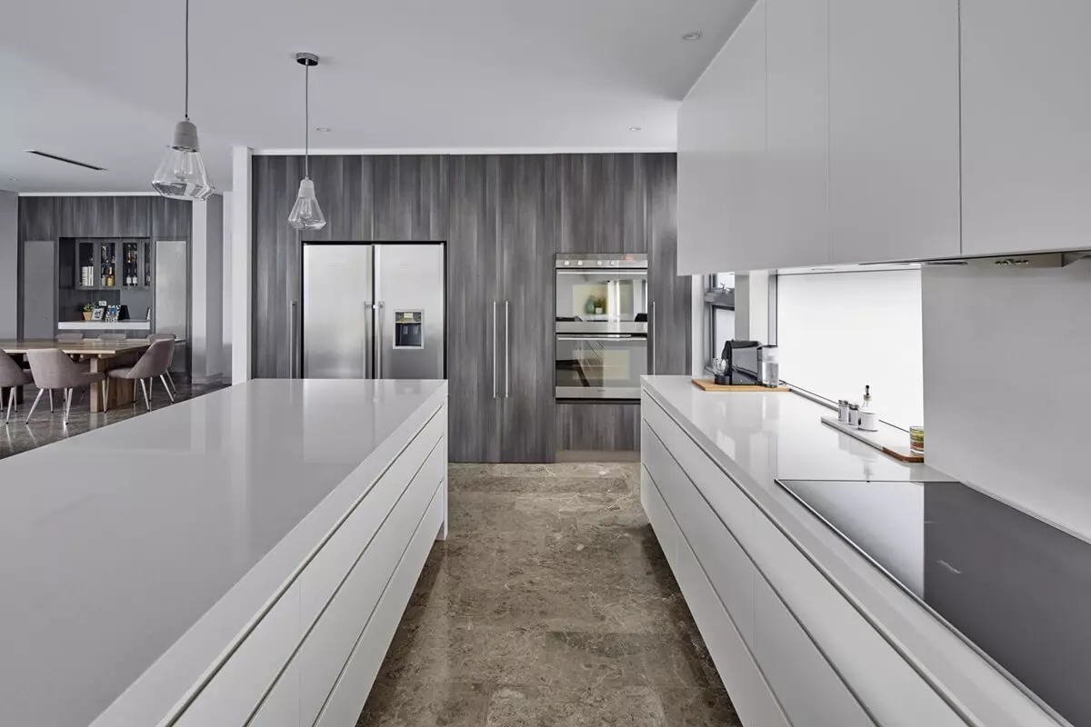 Cocinas de color gris blanco (81 fotos): Auriculares de cocina en tonos blancos y grises en el interior. Diseño de paredes blancas con cabeza gris mate o brillante. 9389_34