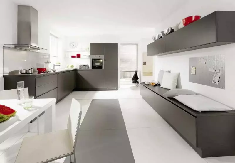 Beyaz-Gri Kitchens (81 Fotoğraf): İç mekanda beyaz ve gri tonlarda mutfak kulaklıkları. Gri mat veya parlak koltuk ile beyaz duvarların tasarımı 9389_36