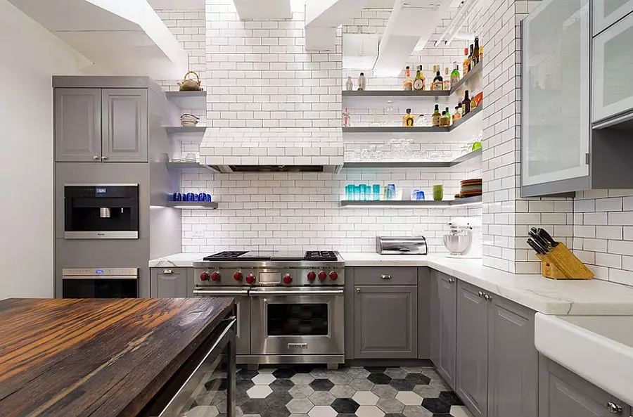 آشپزخانه های سفید خاکستری (81 عکس): هدست های آشپزخانه در رنگ های سفید و خاکستری در داخل داخلی. طراحی دیوارهای سفید با مات خاکستری یا چمدان براق 9389_39