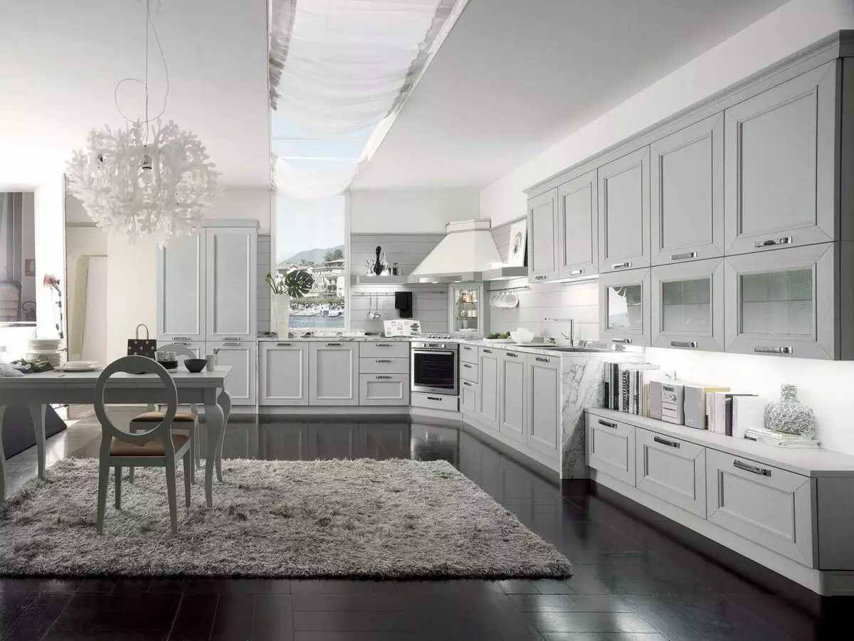 Cocinas de color gris blanco (81 fotos): Auriculares de cocina en tonos blancos y grises en el interior. Diseño de paredes blancas con cabeza gris mate o brillante. 9389_47