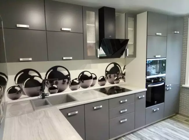 Bucătării gri-gri (81 fotografii): căști de bucătărie în tonuri albe și gri în interior. Proiectarea pereților albi cu cisca mată gri sau lucioasă 9389_5
