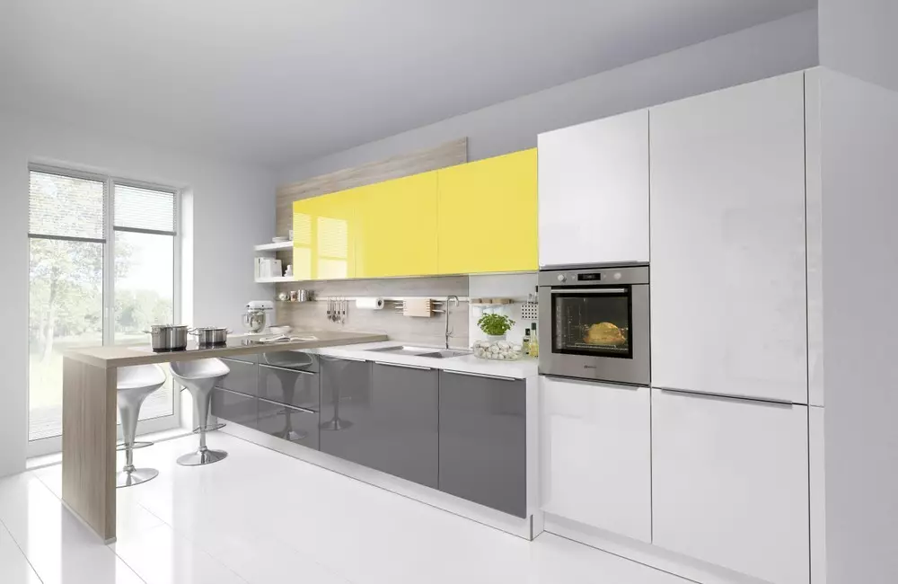 Fehér-szürke konyhák (81 fotók): konyhai fejhallgatók fehér és szürke tónusok a belső térben. Fehér falak tervezése szürke matt vagy fényes fejhallgatóval 9389_52