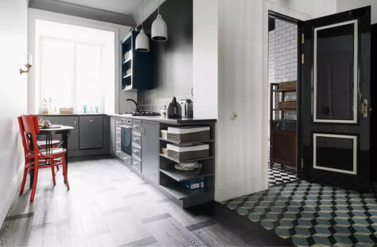 Cocinas de color gris blanco (81 fotos): Auriculares de cocina en tonos blancos y grises en el interior. Diseño de paredes blancas con cabeza gris mate o brillante. 9389_56