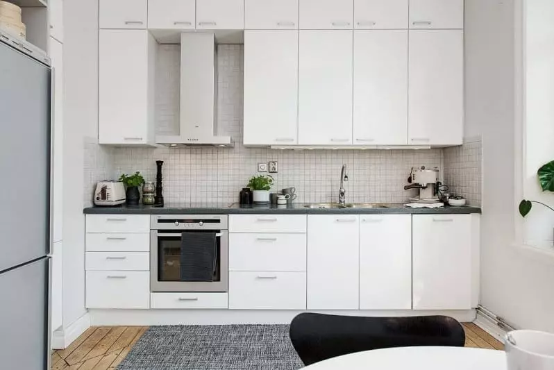 Baltos pilkos virtuvės (81 nuotraukos): virtuvės ausinės baltos ir pilkos spalvos tonuose interjere. Baltų sienų su pilka matiniu arba blizgus priekinė dalis dizainas 9389_6
