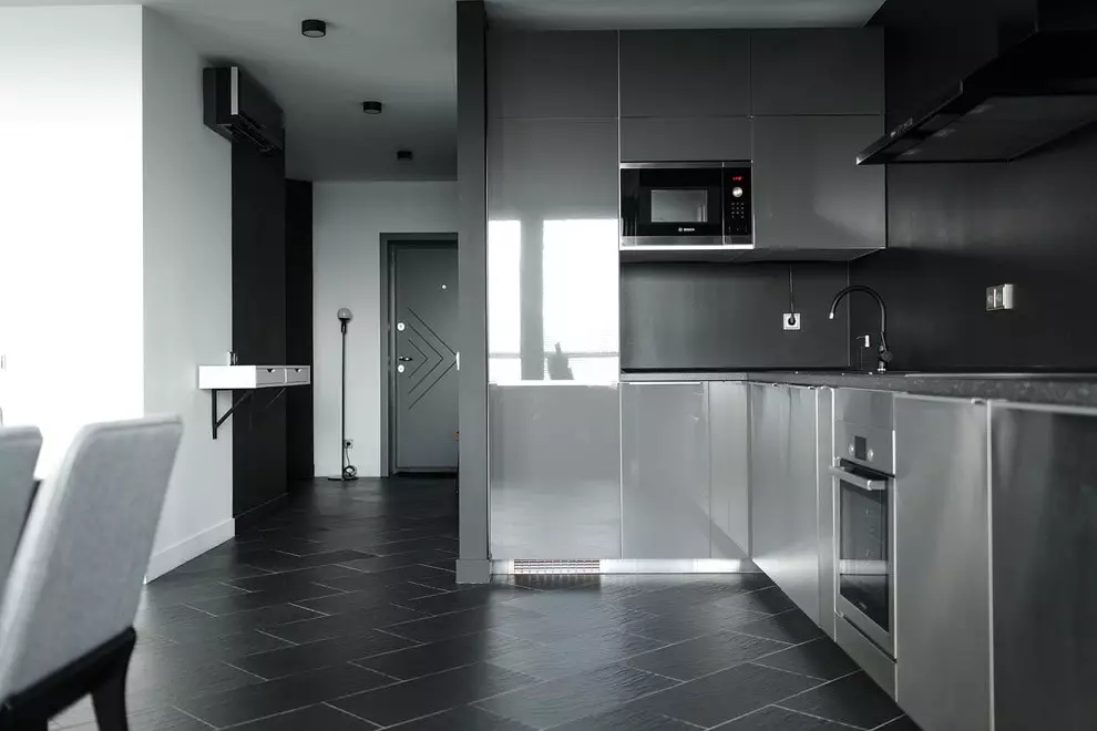 Bucătării gri-gri (81 fotografii): căști de bucătărie în tonuri albe și gri în interior. Proiectarea pereților albi cu cisca mată gri sau lucioasă 9389_62
