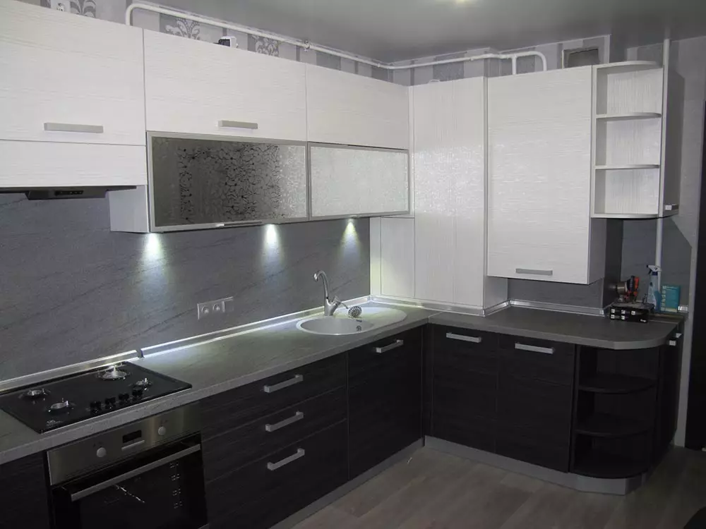 白灰厨房（81张照片）：内部的白色和灰色色调的厨房耳机。白色墙壁设计与灰色遮罩或光泽的耳机 9389_63