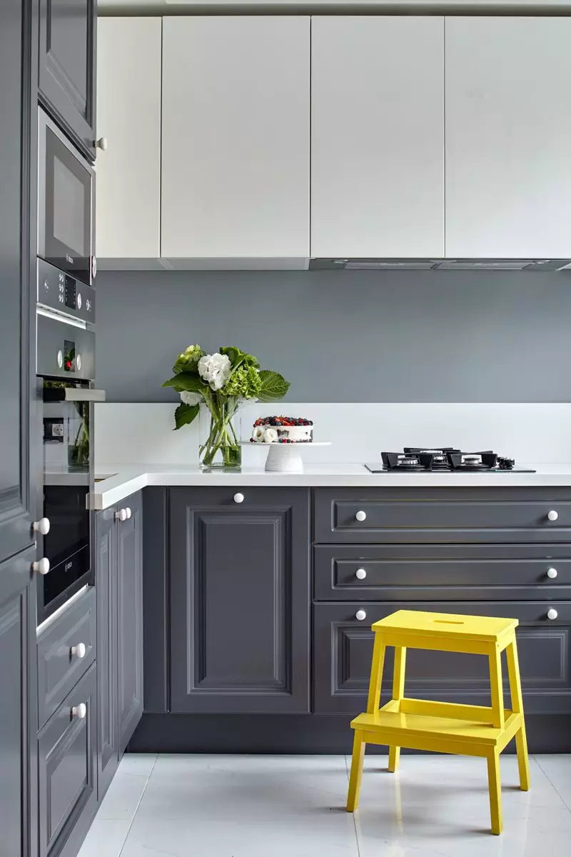 Cocinas de color gris blanco (81 fotos): Auriculares de cocina en tonos blancos y grises en el interior. Diseño de paredes blancas con cabeza gris mate o brillante. 9389_70