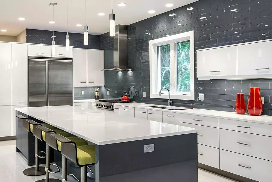 Beyaz-Gri Kitchens (81 Fotoğraf): İç mekanda beyaz ve gri tonlarda mutfak kulaklıkları. Gri mat veya parlak koltuk ile beyaz duvarların tasarımı 9389_71