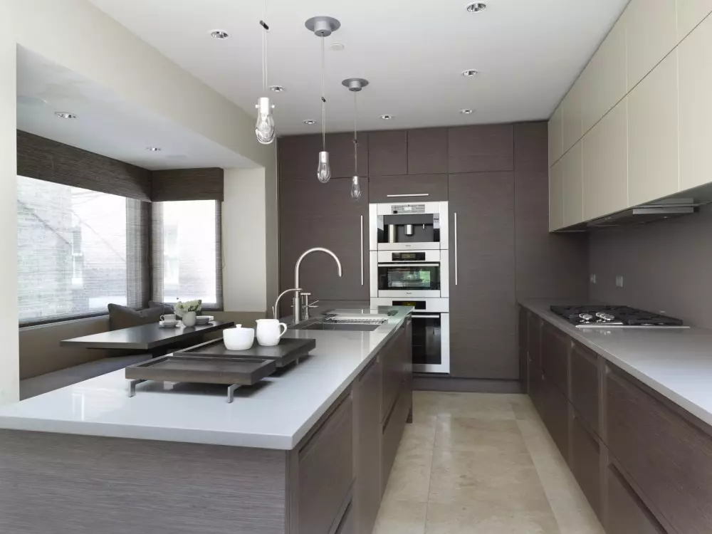Cocinas de color gris blanco (81 fotos): Auriculares de cocina en tonos blancos y grises en el interior. Diseño de paredes blancas con cabeza gris mate o brillante. 9389_76