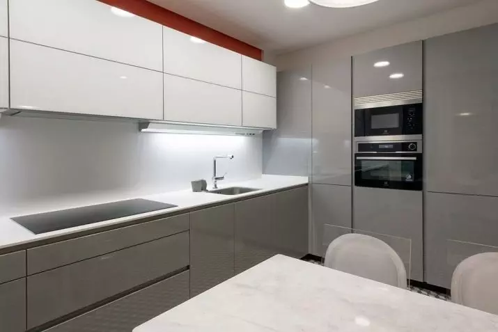 Біло-сірі кухні (81 фото): кухонні гарнітури в біло-сірих тонах в інтер'єрі. Дизайн білих стін з сірим матовим або глянсовим гарнітуром 9389_81