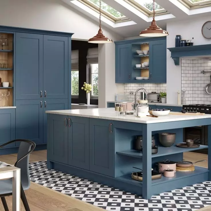 Бело-сина кујна (64 фотографии): Карактеристики на кујнските слушалки во бела-сина боја за внатрешен дизајн на кујната, акценти на ѕидовите во слични бои 9393_11