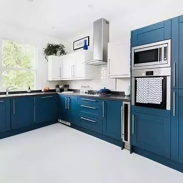 Baltā zilā virtuve (64 fotoattēli): virtuves austiņu iezīmes baltā zilā krāsā virtuves interjera dizainam, akcentiem uz sienām līdzīgām krāsām 9393_12