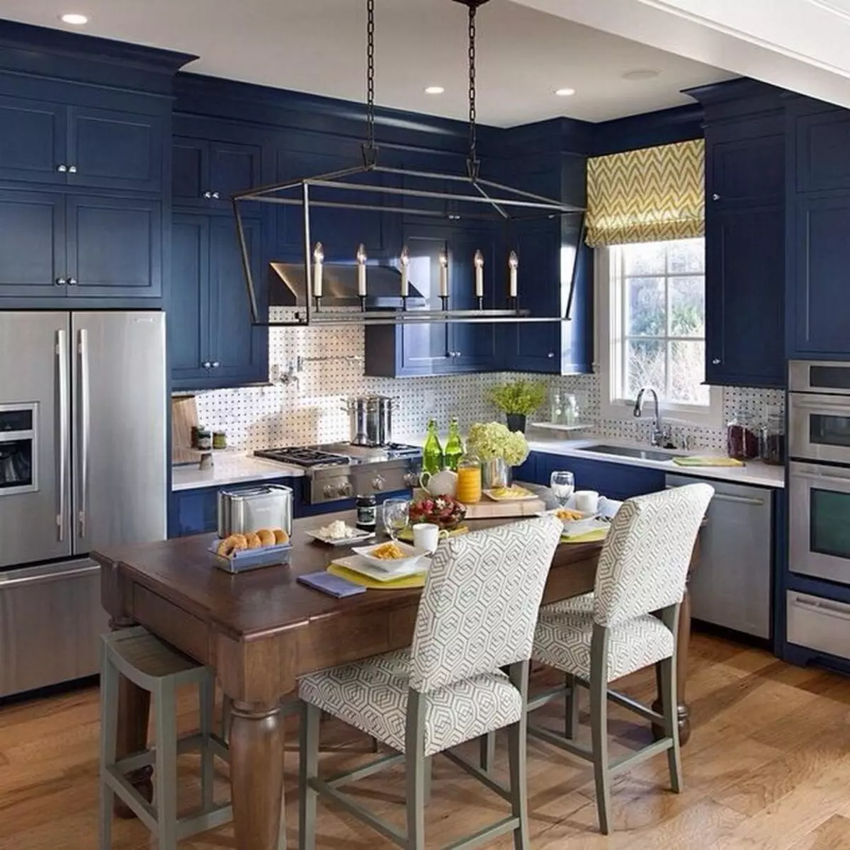 Baltā zilā virtuve (64 fotoattēli): virtuves austiņu iezīmes baltā zilā krāsā virtuves interjera dizainam, akcentiem uz sienām līdzīgām krāsām 9393_13