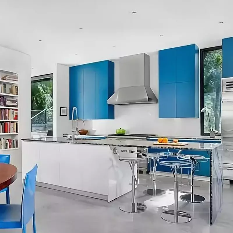 Cocina blanca-azul (64 fotos): Características del auricular de la cocina en color azul-azul para la cocina Diseño de interiores, acentos en las paredes en colores similares 9393_14