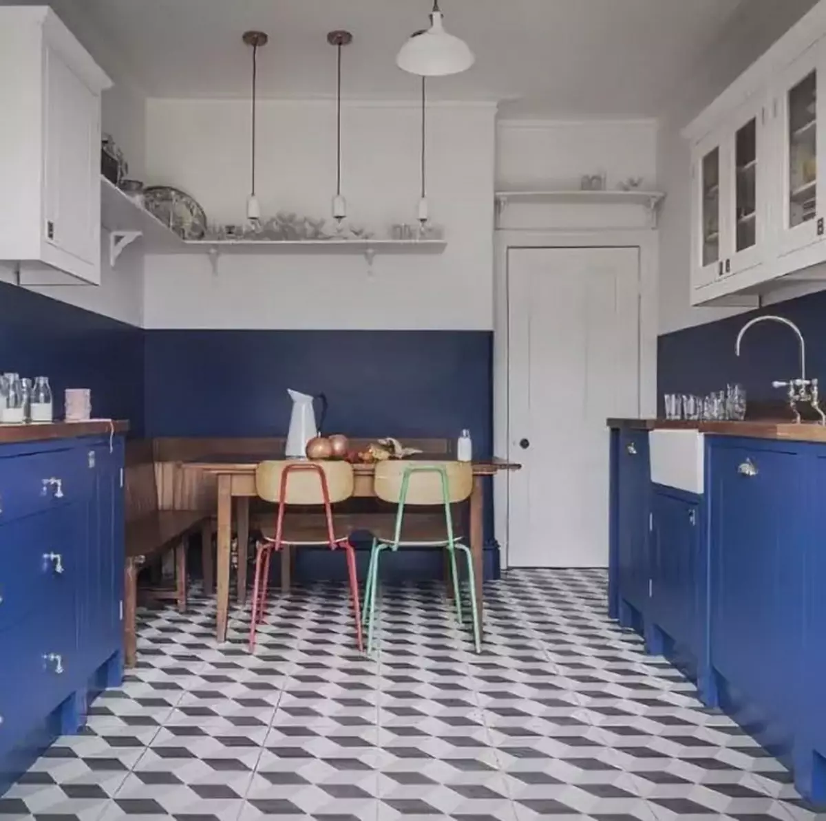 व्हाइट-ब्लू किचन (64 फोटो): स्वयंपाकघर इंटीरियर डिझाइनसाठी पांढऱ्या-निळ्या रंगात स्वयंपाकघर हेडसेटची वैशिष्ट्ये, समान रंगांमध्ये भिंतींवर अॅक्सेंट्स 9393_16